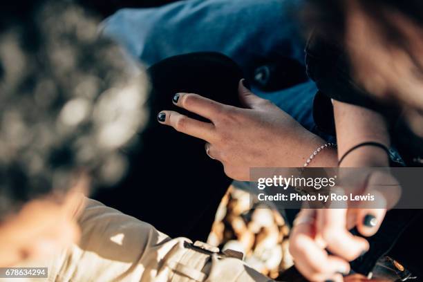 seaside couples - esmalte de uñas negro fotografías e imágenes de stock