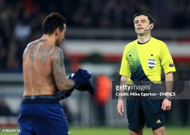 Referee Milorad Mazic speaks with Paris Saint-Germain's Ezequiel Lavezzi