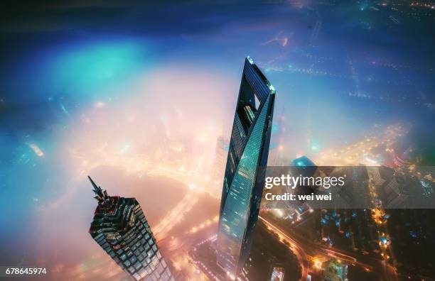 clouds on the clouds - shanghai - shanghai-world-financial-center stockfoto's en -beelden