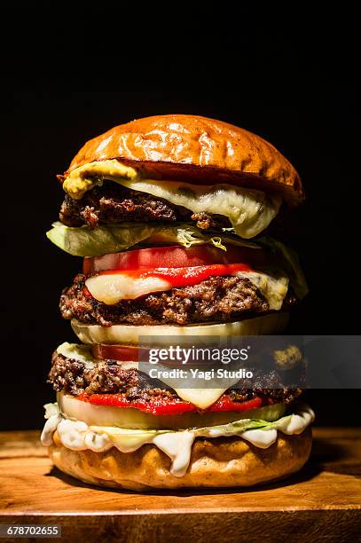 big hamburger on black - hamburger - fotografias e filmes do acervo