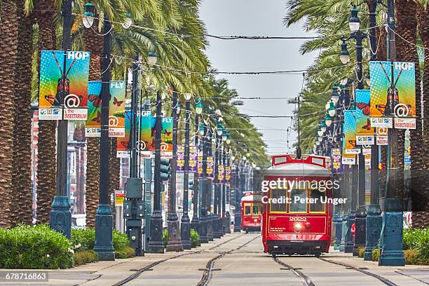 new orleans red streetcars,louisiana - zurich classic of new orleans round three stockfoto's en -beelden