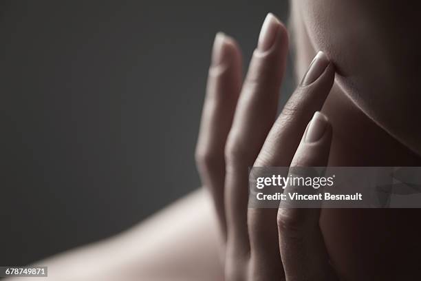 fingers on the cheek of a woman - beauté et soins du corps photos et images de collection