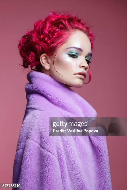 woman with pink hair - femme make up mauve photos et images de collection