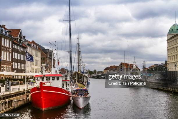 copenhague, denmark - boats and colourful houses in the shipyard of nyhavn - copenhague stock pictures, royalty-free photos & images