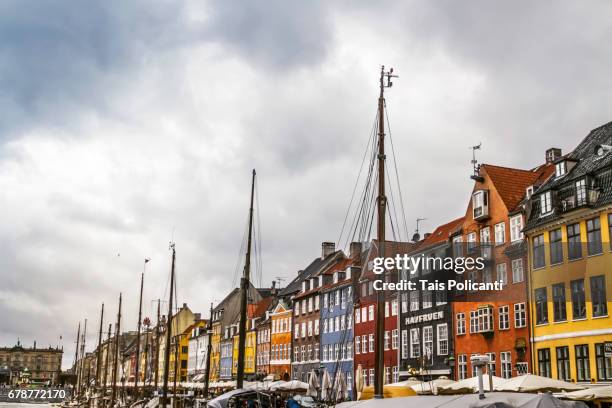 copenhague, denmark - boats and colourful houses in the shipyard of nyhavn - copenhague stock pictures, royalty-free photos & images