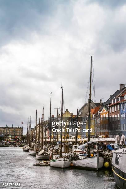 copenhague, denmark - boats and colourful houses in the shipyard of nyhavn - copenhague stock pictures, royalty-free photos & images