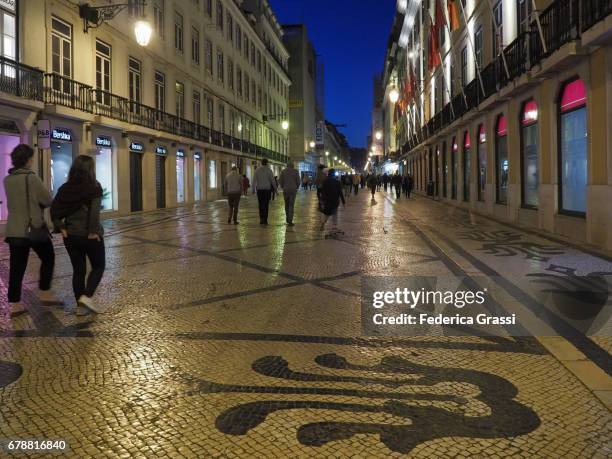 night view of rua augusta, downtown lisbon, portugal - portugees straatmozaïek stockfoto's en -beelden