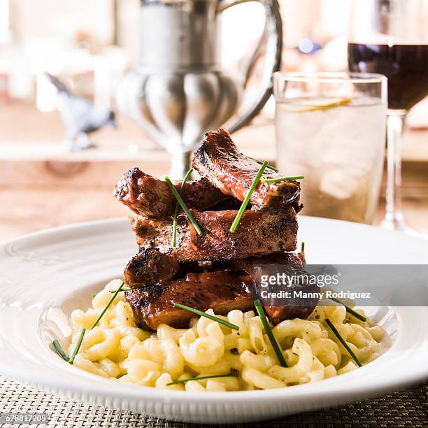 pork ribs on macaroni and cheese - texas bowl bildbanksfoton och bilder