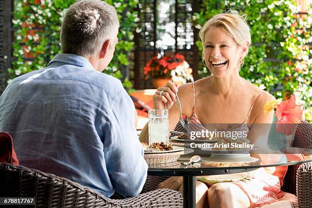 smiling couple eating in garden - coppie cibo food bistrot foto e immagini stock