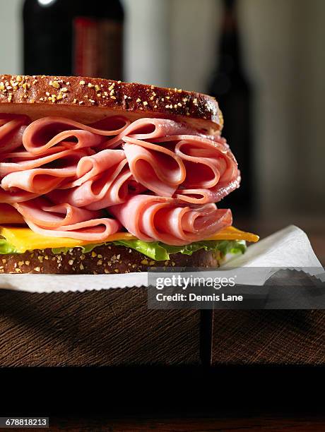 close up of ham and cheese sandwich - deli sandwich stockfoto's en -beelden