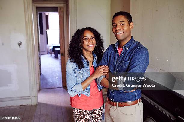 smiling couple posing in empty house - poverty in america - fotografias e filmes do acervo