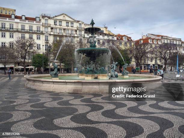 rossio square (praça rossio), lisbon, portugal - portugees straatmozaïek stockfoto's en -beelden