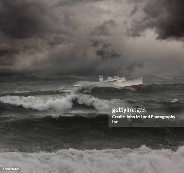 ship on stormy ocean waves - navire de tourisme photos et images de collection