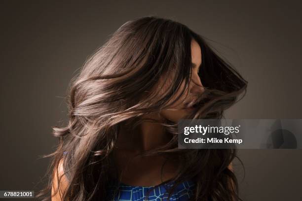 mixed race woman tossing hair - 毛髮 身體部份 個照片及圖片檔