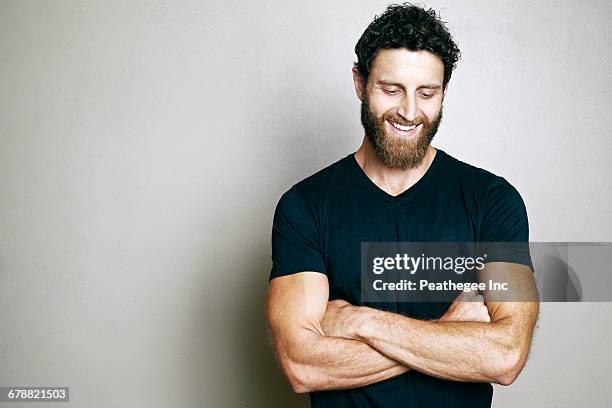 smiling caucasian man with beard looking down - regarder vers le bas photos et images de collection