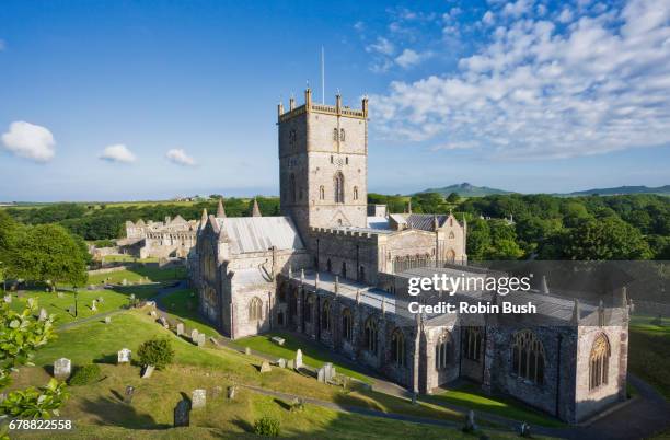 st davids cathedral, pembrokeshire, wales - st davids day fotografías e imágenes de stock