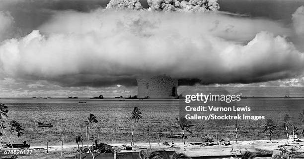 a nuclear weapon test by the american military at bikini atoll, micronesia. - nuclear weapons testing foto e immagini stock