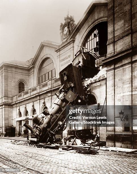 october 22, 1895 - vintage photo of a locomotive derailment at montparnasse station, paris, france. - montparnasse photos et images de collection