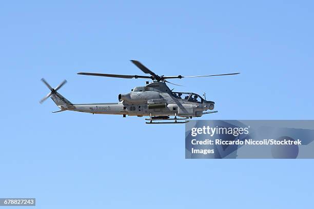 a u.s. marine corps ah-1z viper attack helicopter in flight above nevada. - viper stockfoto's en -beelden