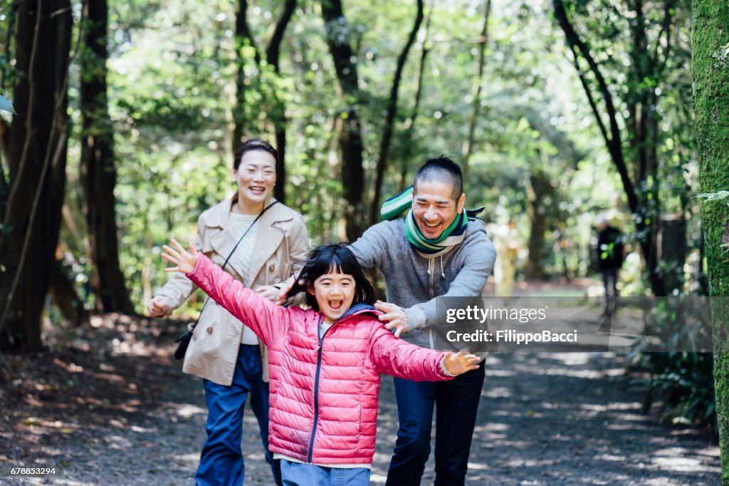 Famiglia giapponese che corre insieme