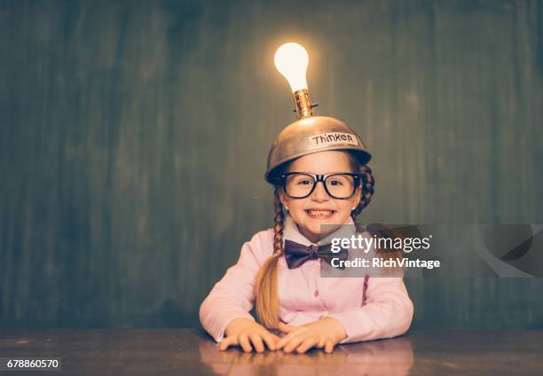 chica joven nerd con el casquillo de pensamiento - niños pensando fotografías e imágenes de stock