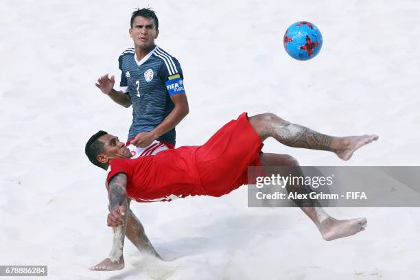 Heimanu Taiarui of Tahiti attempts a bicycle kick next to Juan Lopez of Paraguay during the FIFA Beach Soccer World Cup Bahamas 2017 quarter final...