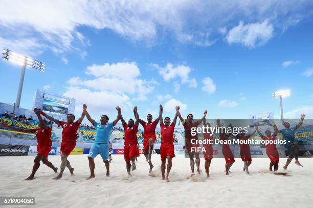 The team of Tahati celebrate victory in the FIFA Beach Soccer World Cup Bahamas 2017 quarter final match between Paraguay and Tahiti at National...