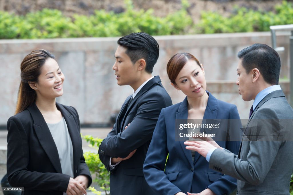Geschäftsleute, diskutieren