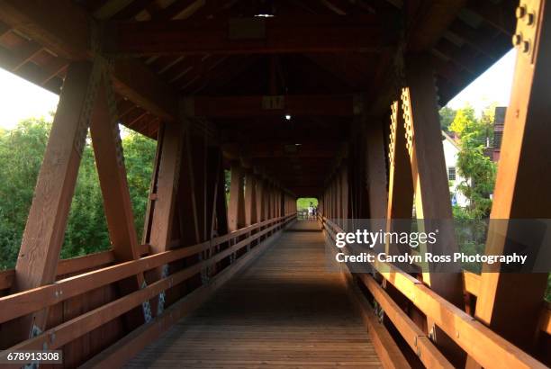 river walk covered bridge - carolyn ross stockfoto's en -beelden