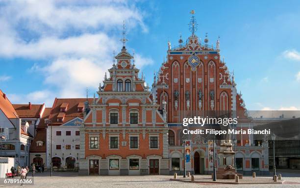 house of the blackheads - paesaggio urbano stock pictures, royalty-free photos & images