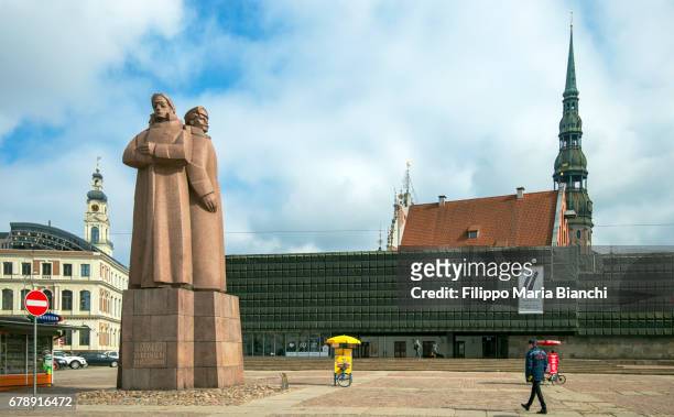 latvian red riflemen - statua stock-fotos und bilder