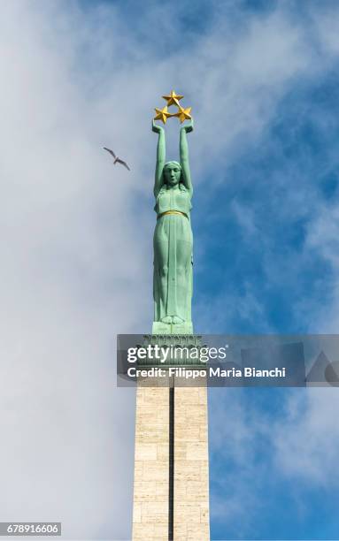 freedom monument in riga - simbolo 個照片及圖片檔