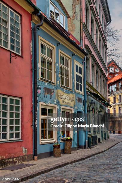 riga old town - edificio residenziale stock pictures, royalty-free photos & images