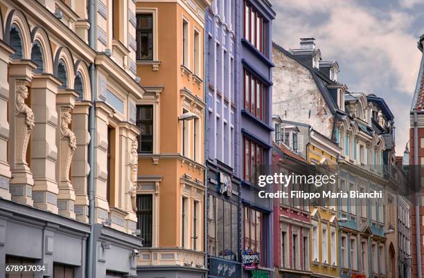 riga old town - edificio residenziale stock pictures, royalty-free photos & images