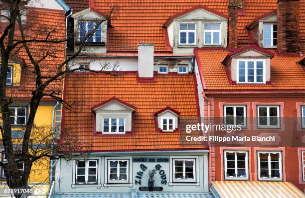 riga old town - edificio residenziale stock pictures, royalty-free photos & images