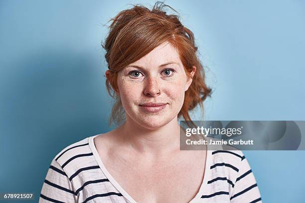 studio portrait of a red headed british female - tache de rousseur photos et images de collection