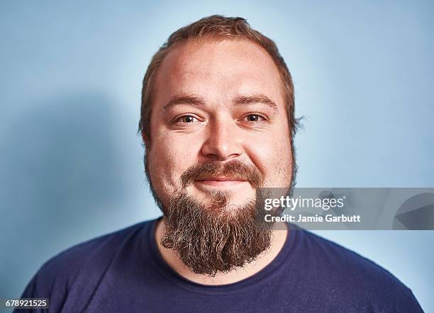 portrait of a british early 30's with a beard - hombre sobrepeso fotografías e imágenes de stock