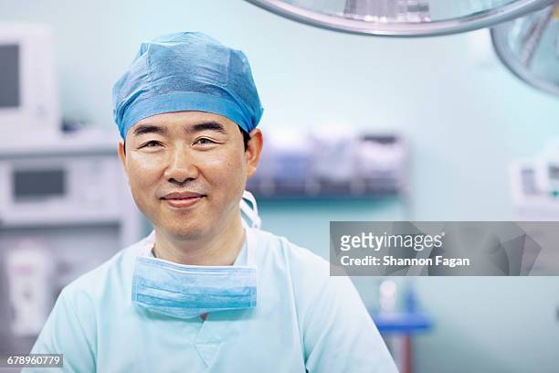 portrait of surgeon in operating room in hospital - operating gown stock pictures, royalty-free photos & images