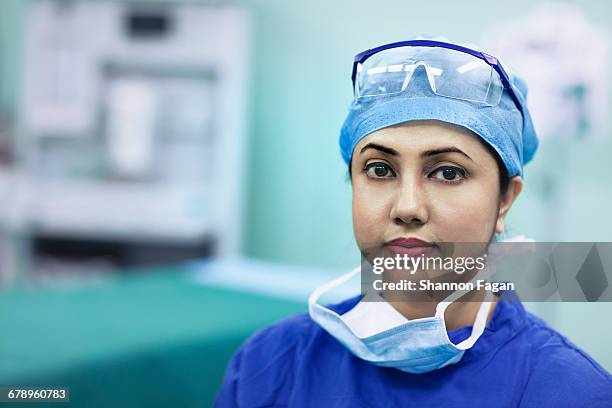 portrait of surgeon in operating room in hospital - headwear stockfoto's en -beelden