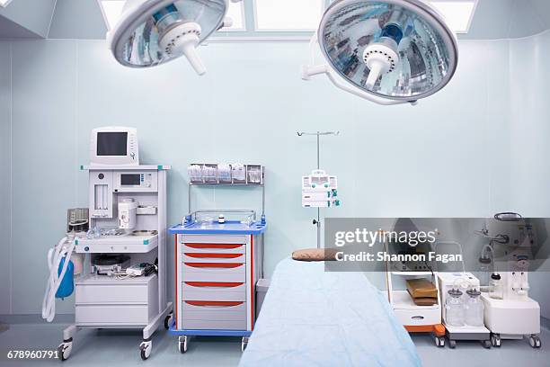 view of operating room in hospital - sala de cirurgia com assistência imagens e fotografias de stock