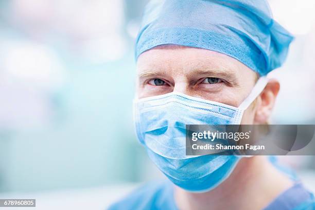 portrait of surgeon in operating room in hospital - chirurgenkappe stock-fotos und bilder