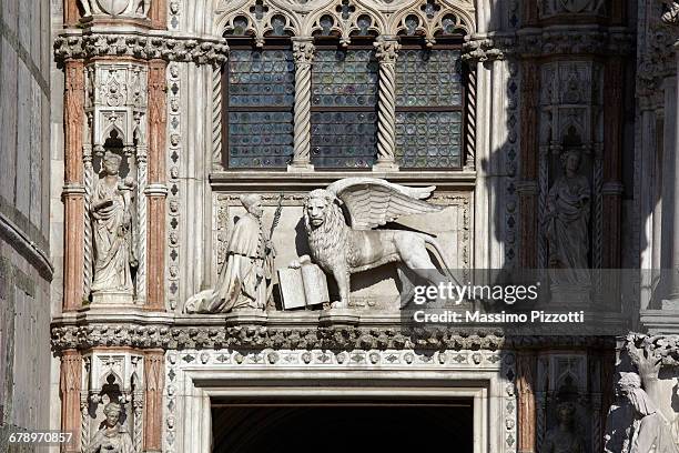 doge kneeling in front the winged lion of st mark - leão de são marco imagens e fotografias de stock