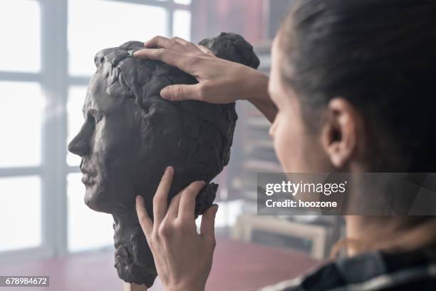 junge bildhauer schafft eine tonskulptur - skulptur stock-fotos und bilder