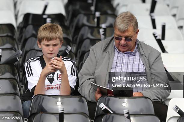 Soccer - Barclays Premier League - Fulham v Arsenal - Craven Cottage, News Photo