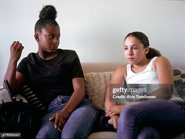 two teenage girls sitting on sofa - tendenciasemfiltro imagens e fotografias de stock