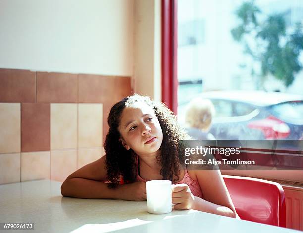 teenage girl in cafe with cup of tea - tendenciasemfiltro imagens e fotografias de stock