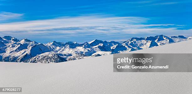 aneto mountain and maladeta massif - baqueira beret photos et images de collection