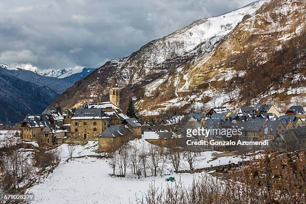 winter in aran valley - valle de arán fotografías e imágenes de stock