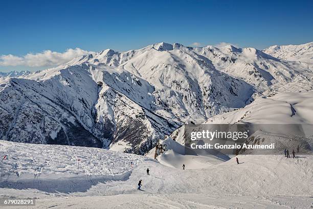 skiing in baqueira beret. - pirineos fotografías e imágenes de stock