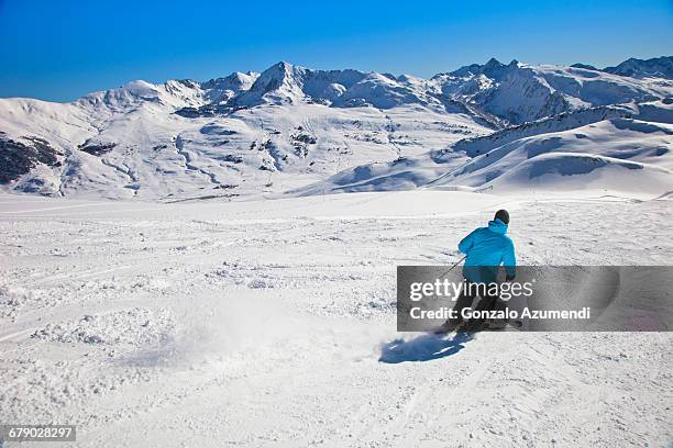skiing in baqueira beret. - estância de esqui imagens e fotografias de stock